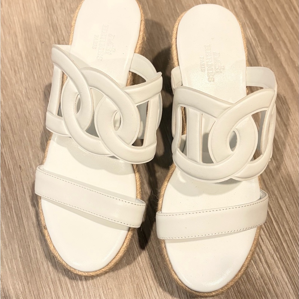 White platform sandal size 6(36). Never worn